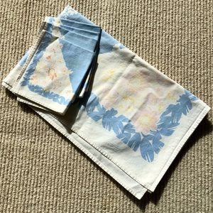 1940’s blue floral tablecloth & 4 matching napkins